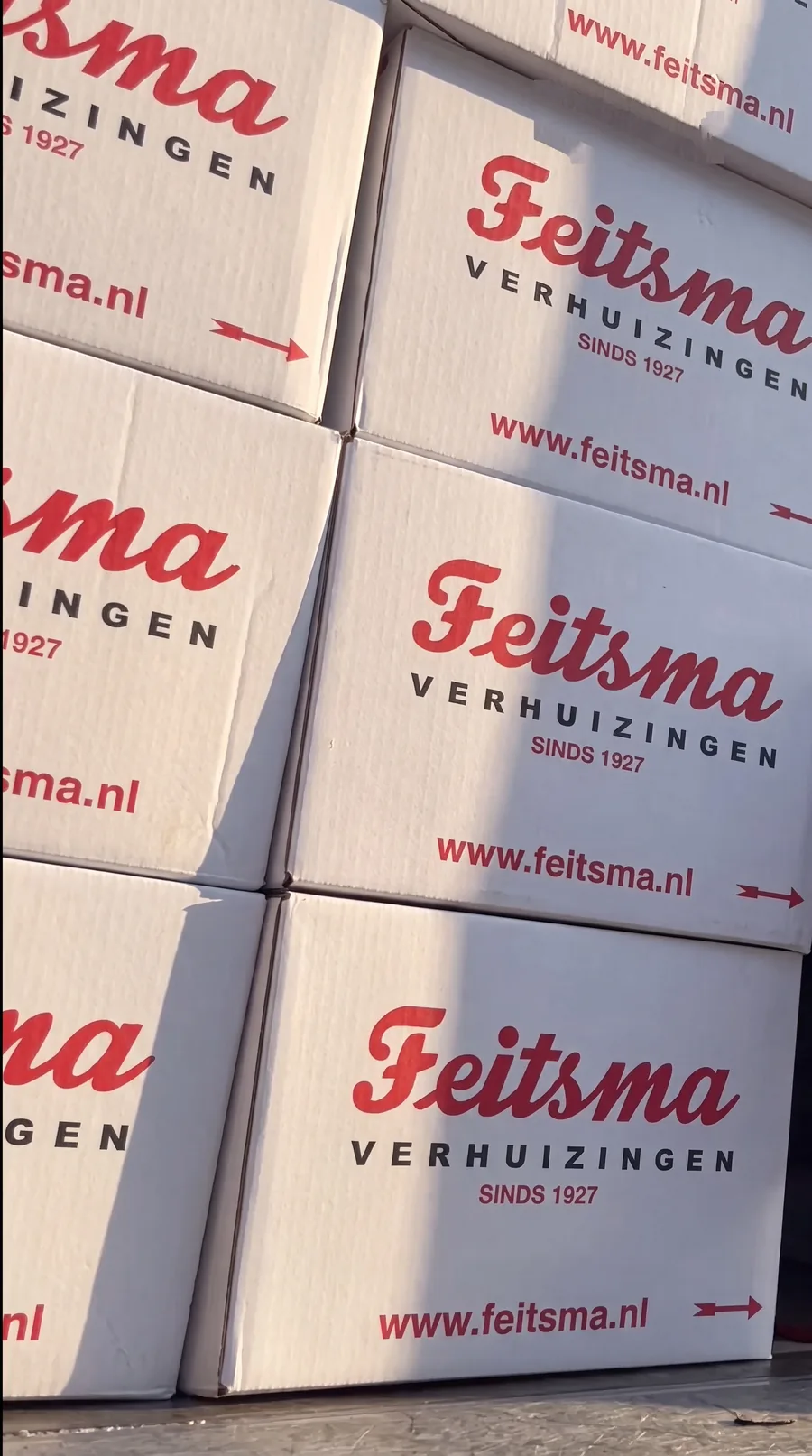 Gestapelde verhuisdozen van Feitsma Verhuizingen in de verhuiswagen