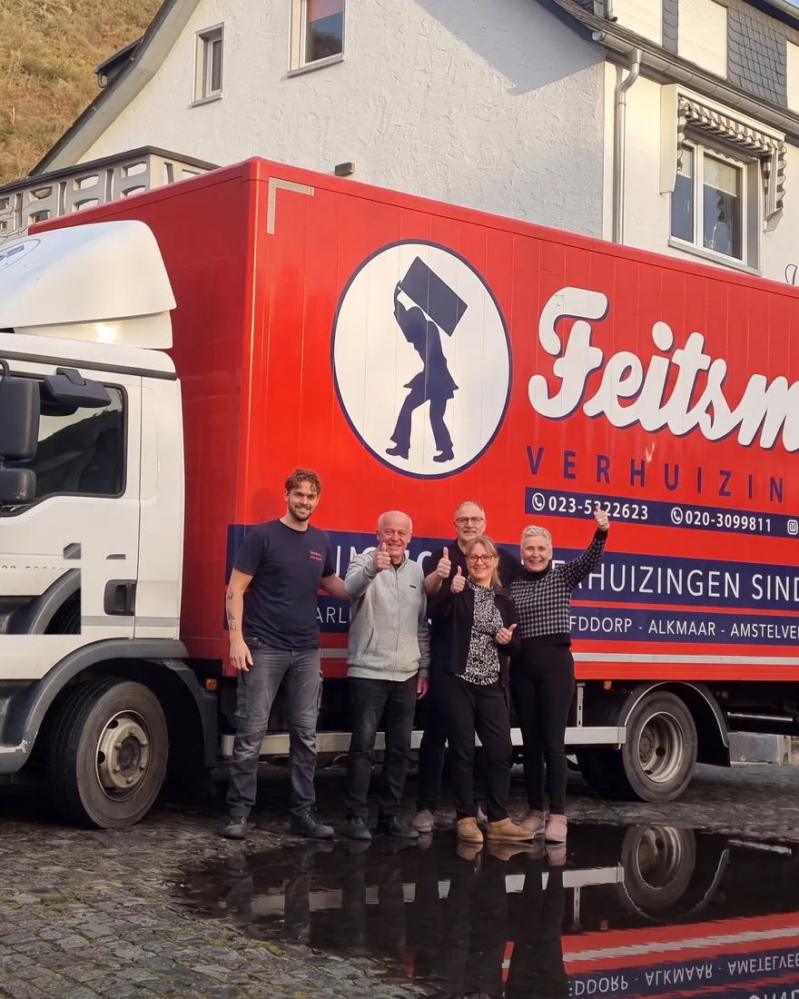 Het team van Feitsma Verhuizingen bij de verhuiswagen
