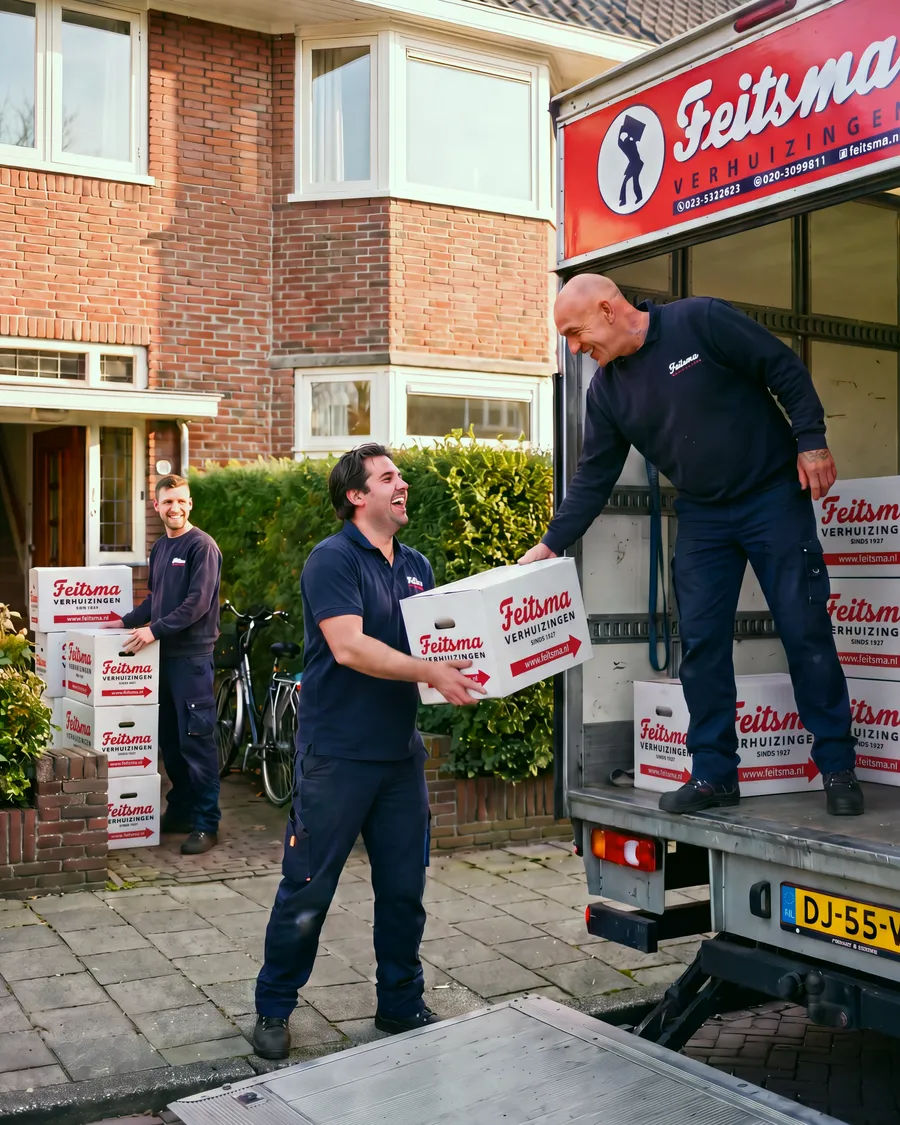 Verhuizers van Feitsma laden verhuisdozen in de wagen voor een woning