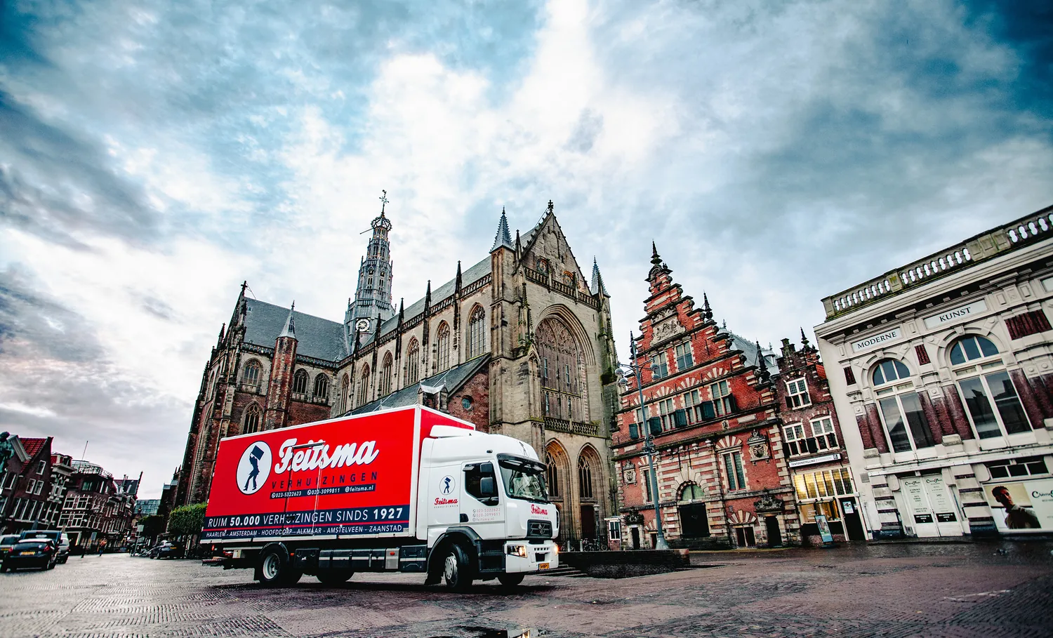 Verhuiswagen van Feitsma op de Grote Markt in Haarlem